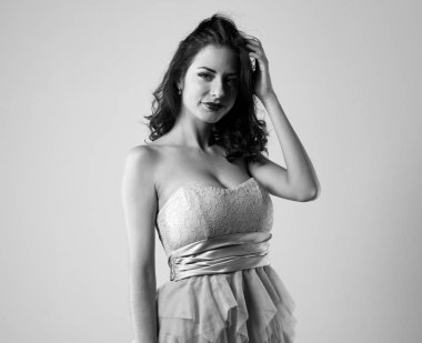 Güzel genç model kadın stüdyoda poz