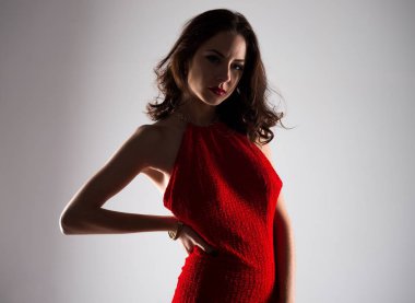 Genç model kadın seksi kırmızı elbise ile poz