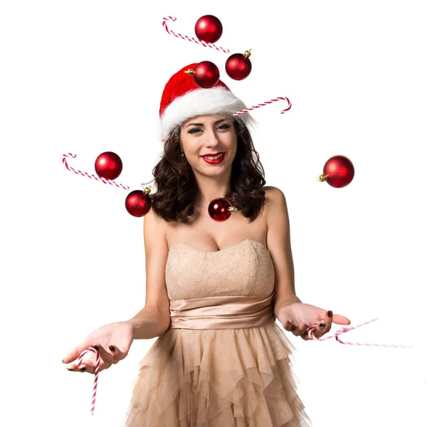 Mulher bonita jogando bolas de Natal — Fotografia de Stock