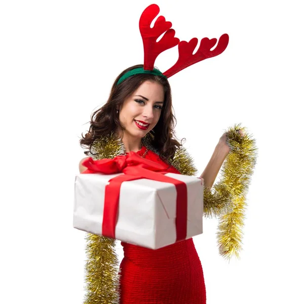 Mulher bonita com presente de Natal e chifres de rena — Fotografia de Stock