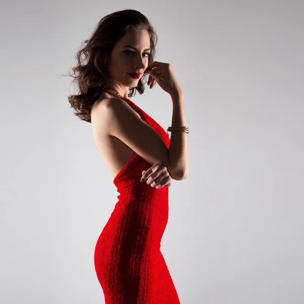 Giovane modella donna in posa con abito rosso sexy — Foto Stock