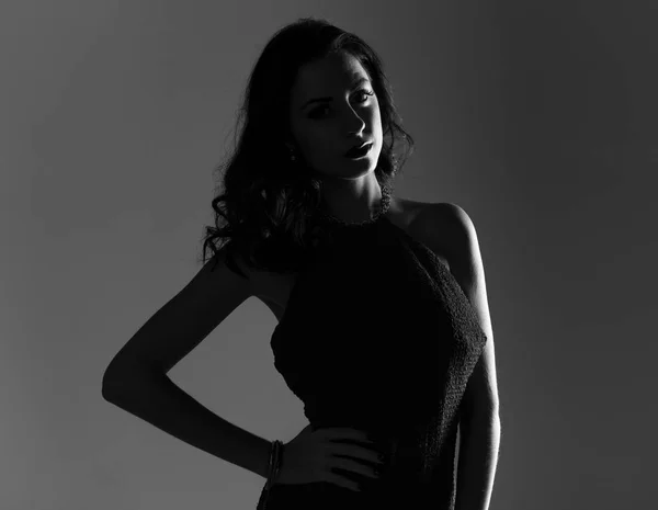 Morena modelo mulher posando em estúdio em preto e branco — Fotografia de Stock