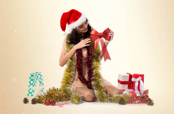 Hübsche junge Frau mit Weihnachtskrawatte — Stockfoto