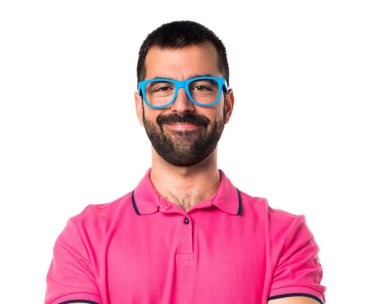 Adam kollarını ile renkli giysiler içinde geçti