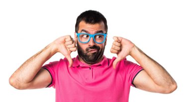 Adam kötü sinyal yapıyor renkli giysileri ile