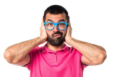 Renkli elbise kulakları kapsayan adamla