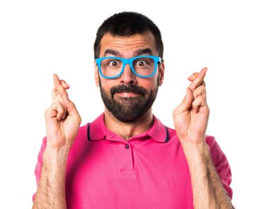 Adam parmaklarıyla geçiş renkli giysileri ile