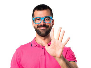 Adam beş sayma renkli giysileri ile