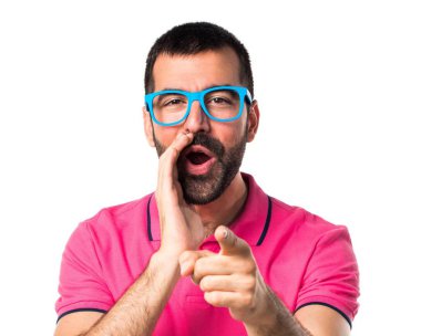 Renkli elbise bağıran adamla