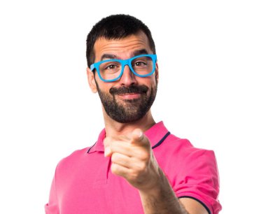 Adam renkli giysileri öne işaret ile