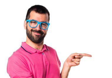 Renkli elbise için lateral işaret eden adamla