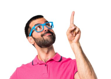 Adam yukarı dönük renkli giysileri ile