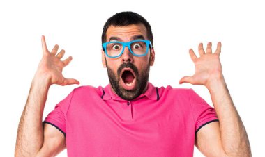 Renkli elbise sürpriz jest yapıyor adam