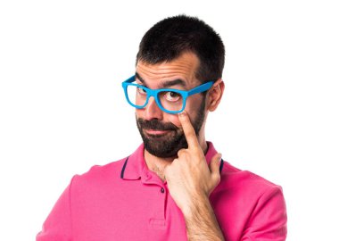 Adam bir şey gösterilen renkli giysileri ile