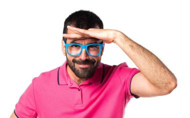 Adam bir şey gösterilen renkli giysileri ile