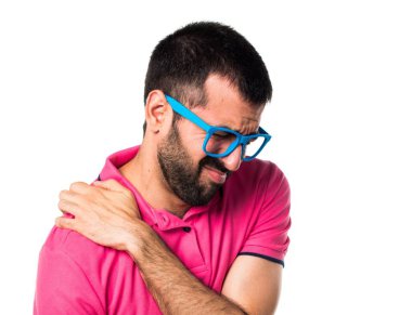 Omuz ağrısı ile renkli giysili adam