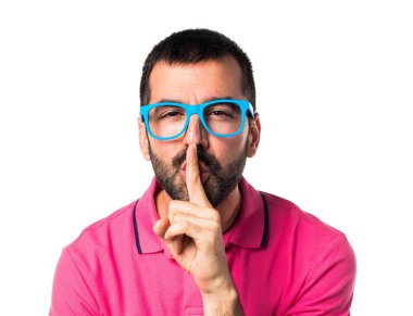 Adam renkli giysileri sessizlik jest yapma ile