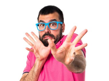 Renkli giysileri ile korkmuş bir adamım