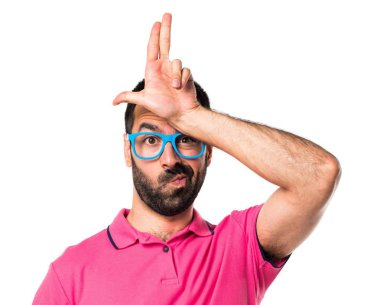 Adam aptal tabelayı yapıyor renkli giysileri ile