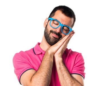 Renkli elbise uyku jest yapıyor adam