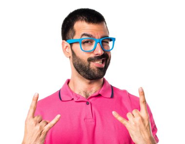 Adam renkli giysileri boynuz jest yapma ile