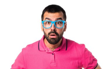 Renkli giysileri ile yorgun adam