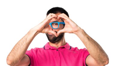 Adam ile renkli elbise elleri ile bir kalp yapma