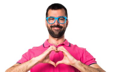 Adam ile renkli elbise elleri ile bir kalp yapma