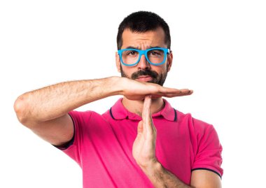 Adam renkli giysileri zaman aşımı jest yapma ile