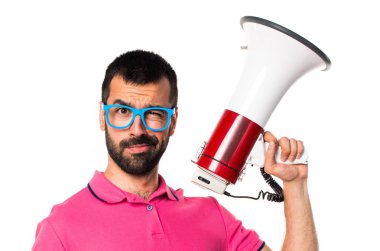 Renkli elbise megafon tarafından bağıran adamla