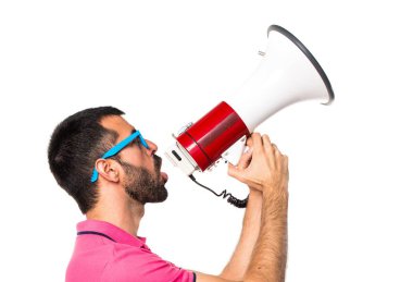 Renkli elbise megafon tarafından bağıran adamla