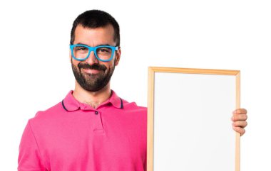 Renkli elbise boş bir afişini tutan adamla