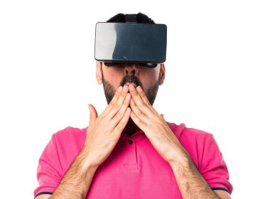 Renkli elbise Vr gözlükle adamla