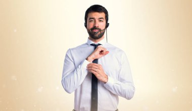 bir kulaklık ile genç adam