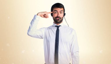 Deli jest yapma bir kulaklık ile genç adam