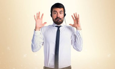 Bir kulaklık ile hayal kırıklığına uğramış genç adam 