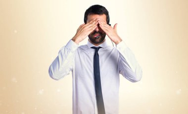 Genç adam gözleri kapsayan bir kulaklık ile