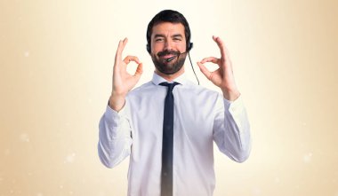 Ok işareti yapmak bir kulaklık ile genç adam