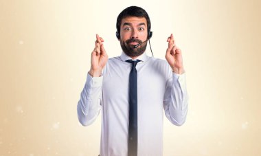 Parmaklarını geçiş ile bir kulaklık ile genç adam