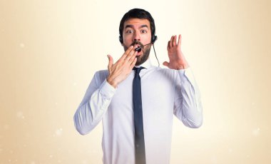 Sürpriz bir jest yapan yakışıklı telemarketer erkek