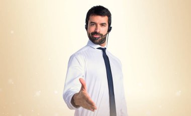 Bir anlaşma yapmadan yakışıklı telemarketer adam