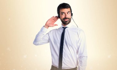 Yakışıklı telemarketer adam bir şey dinleme