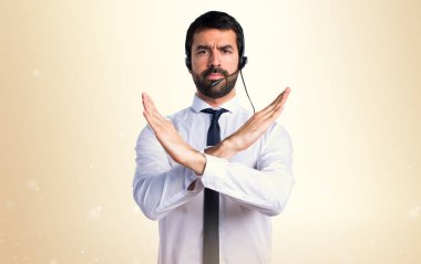 Hiçbir hareketi yapıyor bir kulaklık ile genç adam