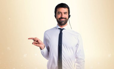 Lateral için işaret eden bir kulaklık ile genç adam