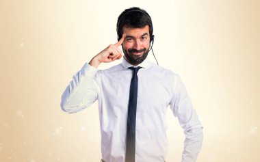 Bir kulaklık düşünce ile genç adam