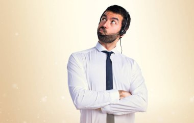 Bir kulaklık düşünce ile genç adam