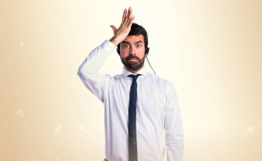 Şüpheleri bir kulaklık ile genç adam