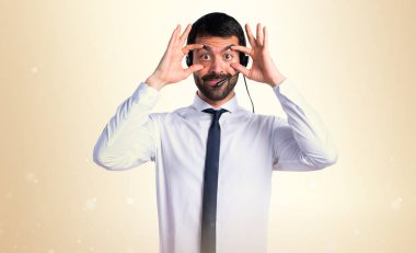 Genç adam bir şey gösterilen bir kulaklık ile