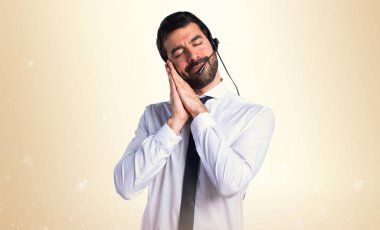 Uyku jest yapıyor bir kulaklık ile genç adam