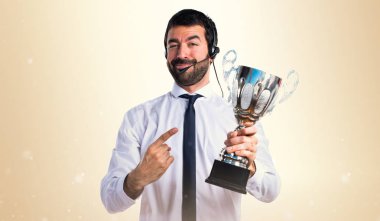 Bir kupa tutan yakışıklı telemarketer adam